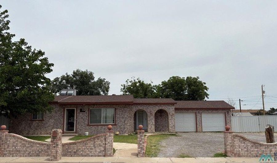 310 Cleveland Ave, Artesia, NM 88210 - 3 Beds, 3 Bath