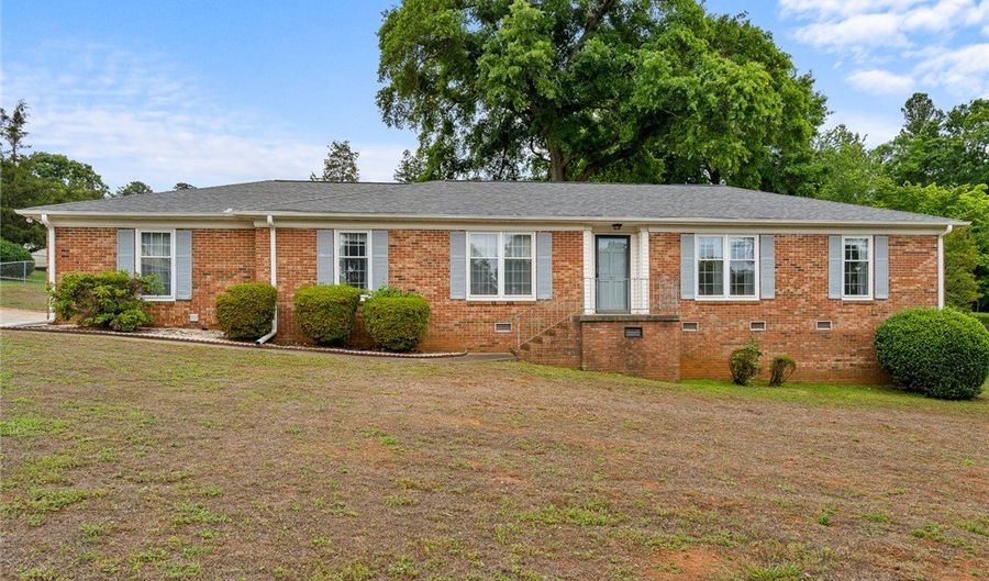 403 Blackberry Ln, Anderson, SC 29625 - 3 Beds, 2 Bath