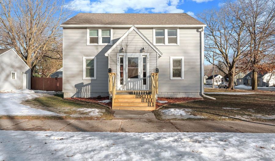 907 8th St SE, Austin, MN 55912 - 4 Beds, 2 Bath