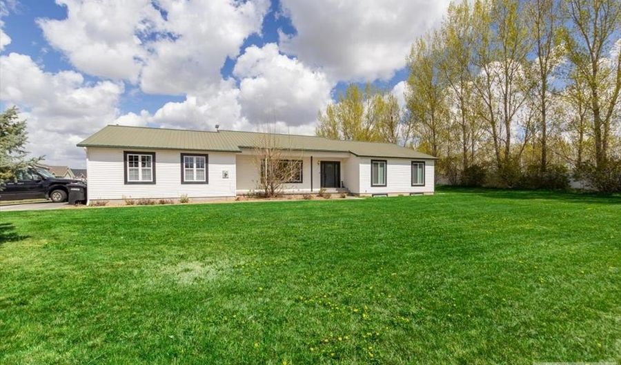 1987 47th St, Ammon, ID 83401 - 6 Beds, 4 Bath