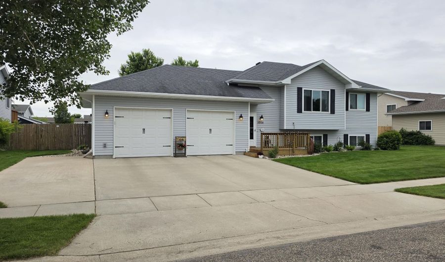 1005 Plum Ln, Aberdeen, SD 57401 - 4 Beds, 2 Bath