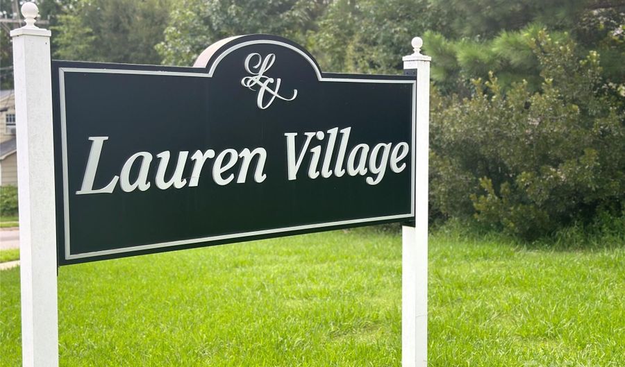 1305 Lauren Village Dr, Charlotte, NC 28213 - 3 Beds, 2 Bath