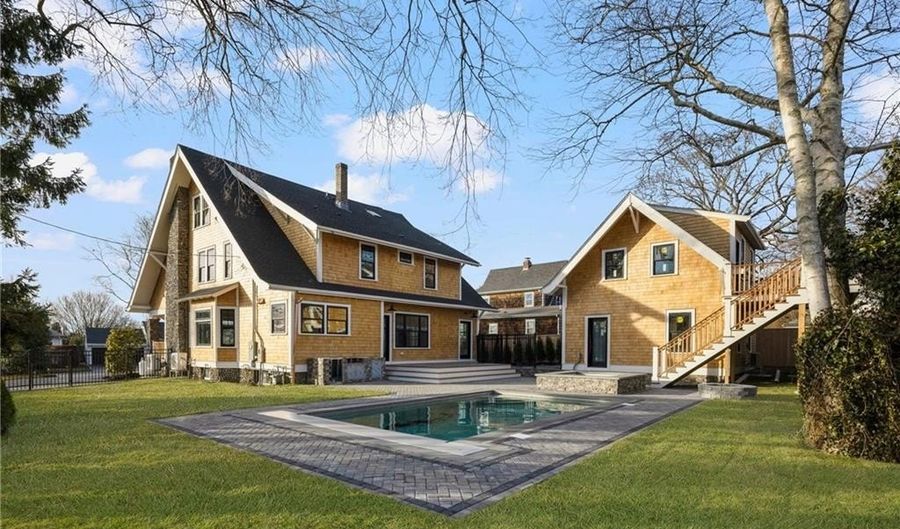 14 Kay Blvd, Middletown, RI 02842 - 7 Beds, 8 Bath