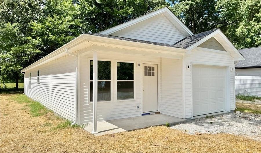 364 Oak St, Austin, IN 47102 - 3 Beds, 2 Bath