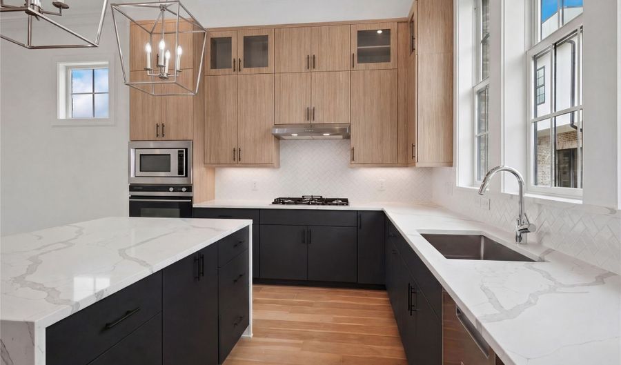 14956 Oak St, Addison, TX 75001 - 4 Beds, 5 Bath