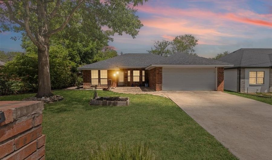 813 E 2nd St, Weatherford, TX 76086 - 3 Beds, 3 Bath