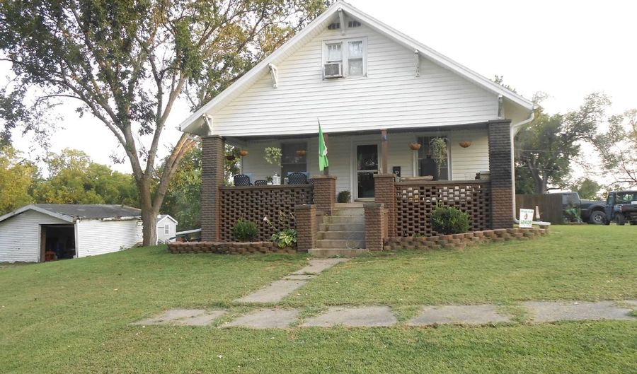 901 E Clay St, Albany, MO 64402 - 3 Beds, 2 Bath