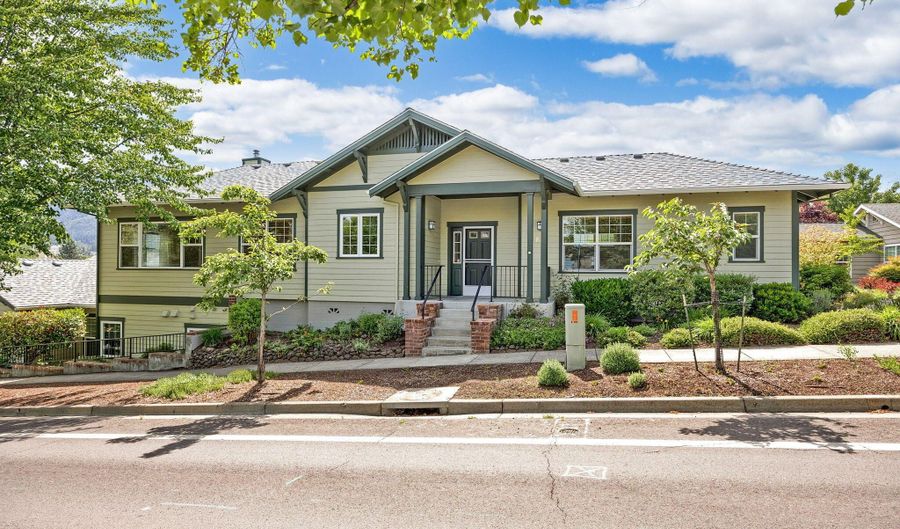 877 N Mountain Ave, Ashland, OR 97520 - 2 Beds, 2 Bath