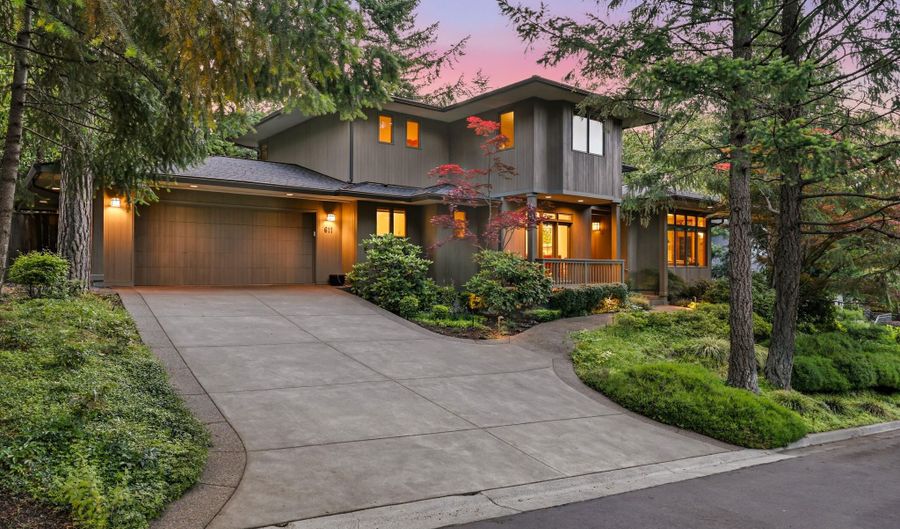 611 Forest St, Ashland, OR 97520 - 3 Beds, 3 Bath