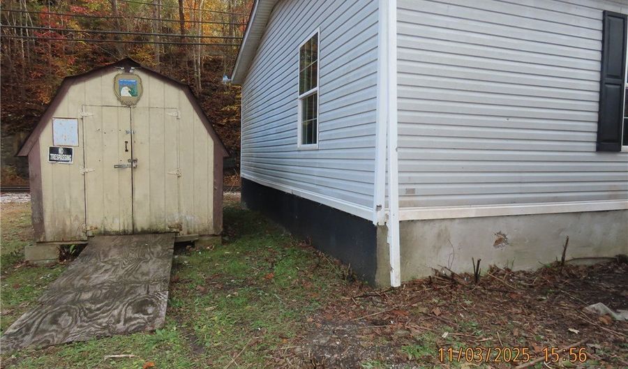 3142 Buffalo Creek Rd, Accoville, WV 25606 - 4 Beds, 2 Bath