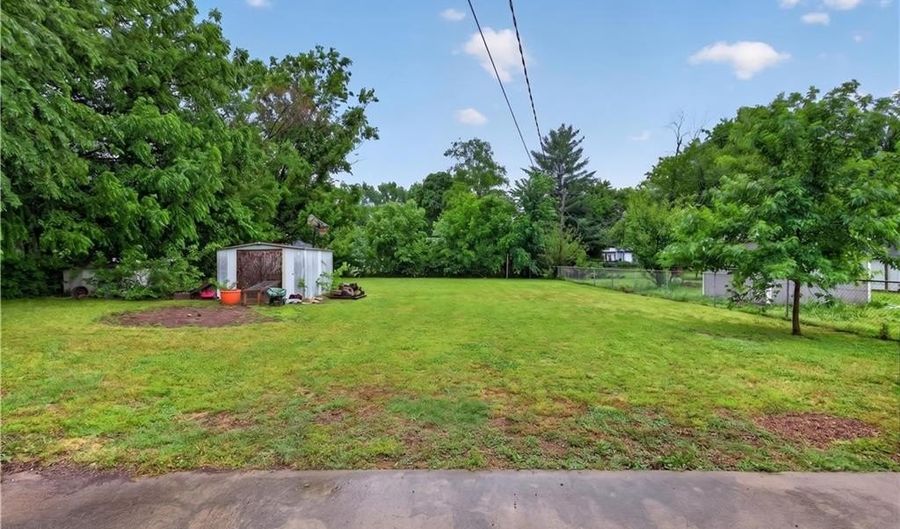 233 22nd St, Baxter Springs, KS 66713 - 2 Beds, 1 Bath