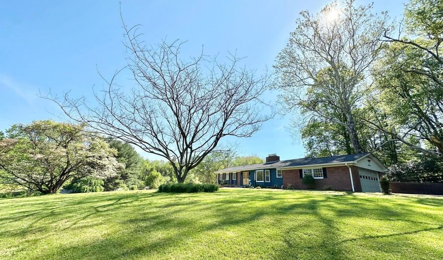 17821 POND Rd, Ashton, MD 20861 - 5 Beds, 3 Bath