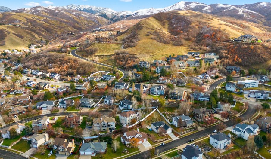 3759 S HUNTINGTON Dr, Bountiful, UT 84010 - 6 Beds, 4 Bath