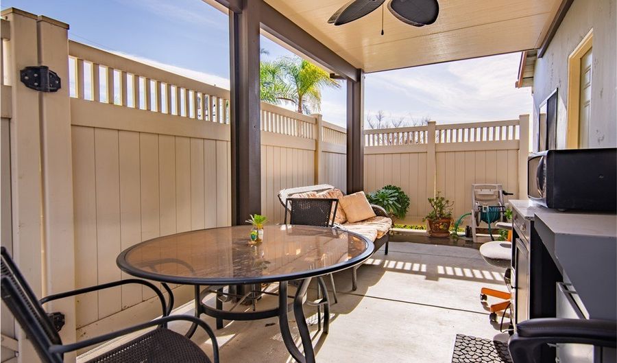 140 W Hawthorne St, Fallbrook, CA 92028 - 2 Beds, 1 Bath