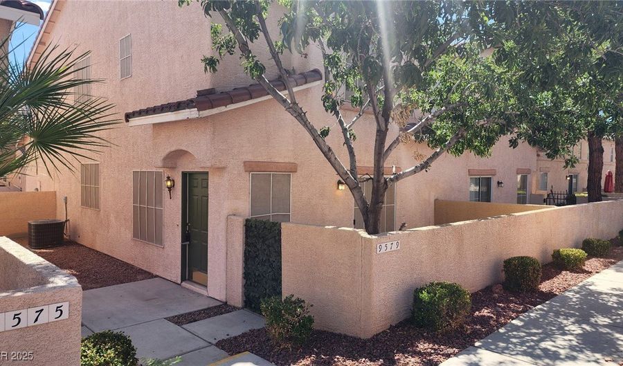 9579 BELLE FOUNTAIN Ave, Las Vegas, NV 89123 - 2 Beds, 3 Bath