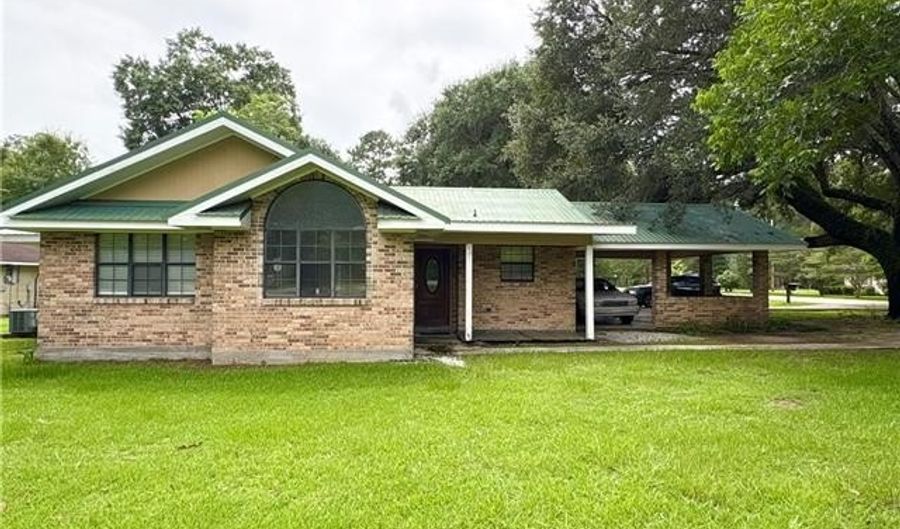 1425 N COLUMBIA St, Bogalusa, LA 70427 - 3 Beds, 2 Bath