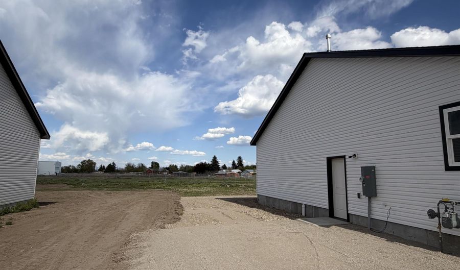 9 N 460 W Bishop Dr, Blackfoot, ID 83221 - 3 Beds, 2 Bath