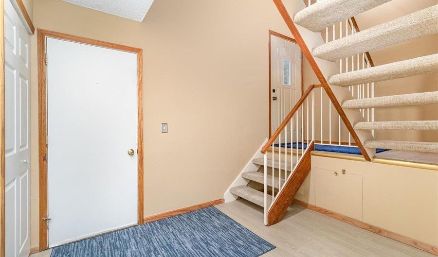 13724 Hemlock Ct, Apple Valley, MN 55124 - 3 Beds, 2 Bath