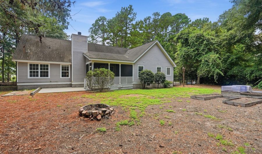 24 Pickens St, Beaufort, SC 29907 - 5 Beds, 3 Bath