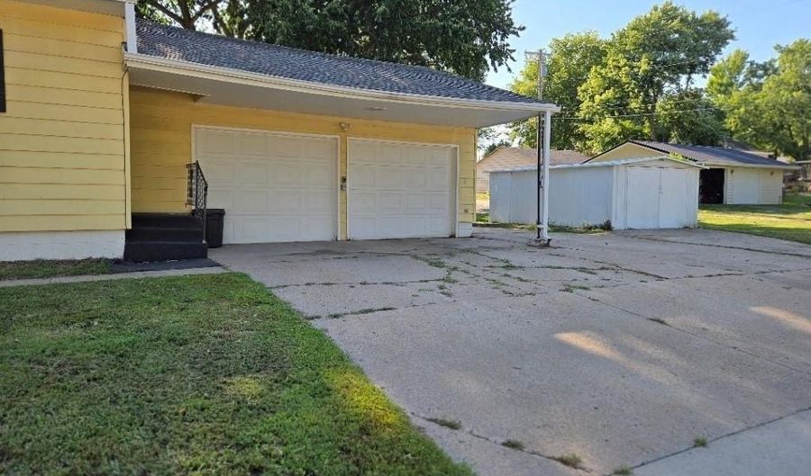 1320 Lincoln St, Beatrice, NE 68310 - 3 Beds, 2 Bath