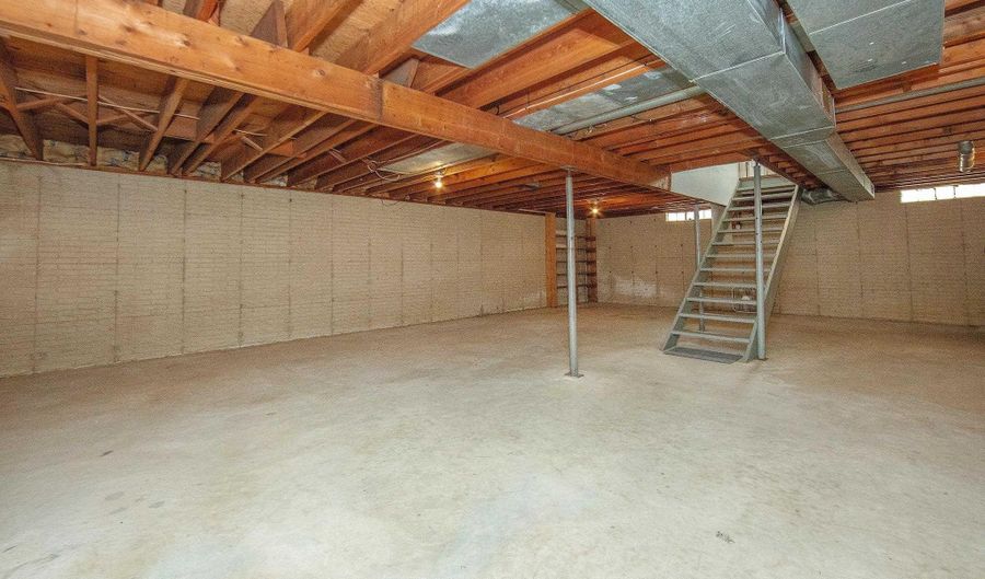 615 Pine St, Allison, IA 50602 - 2 Beds, 2 Bath