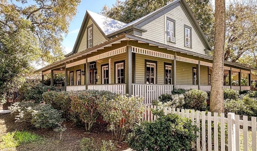 78 12th St, Apalachicola, FL 32320 - 3 Beds, 2 Bath