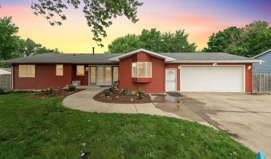 121 S 5th Ave, Brandon, SD 57005 - 4 Beds, 3 Bath