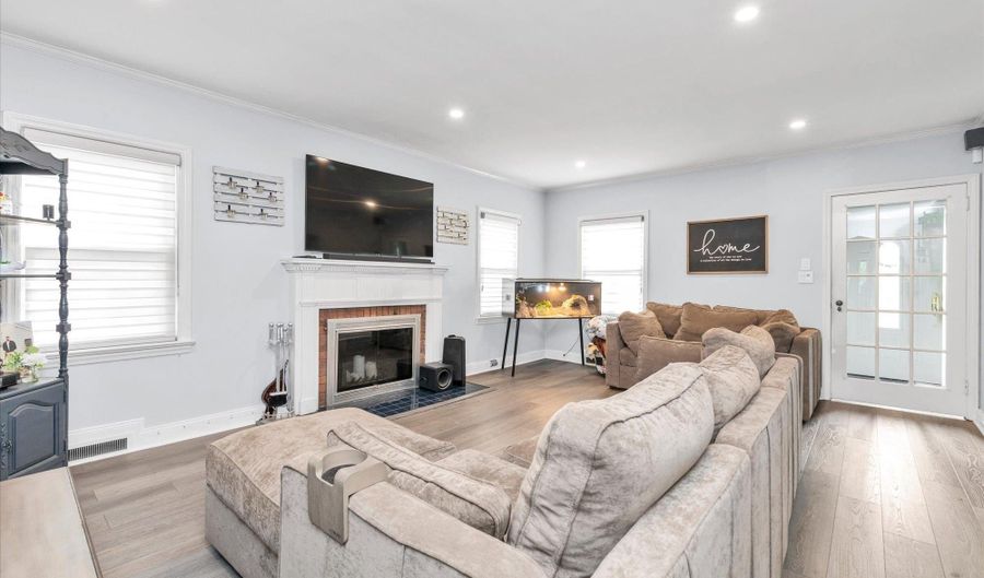 22 Towne St, Amityville, NY 11701 - 3 Beds, 2 Bath