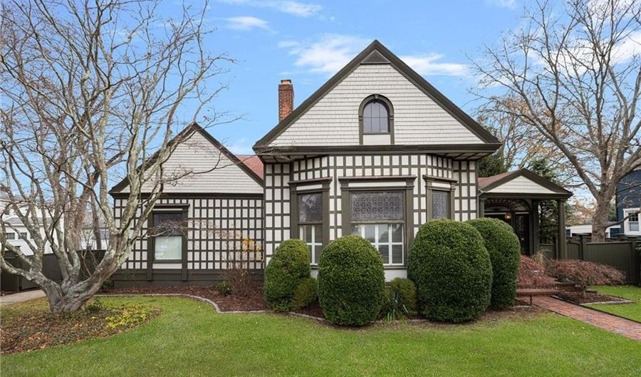 4 Hunter Ave, Newport, RI 02840 - 3 Beds, 2 Bath