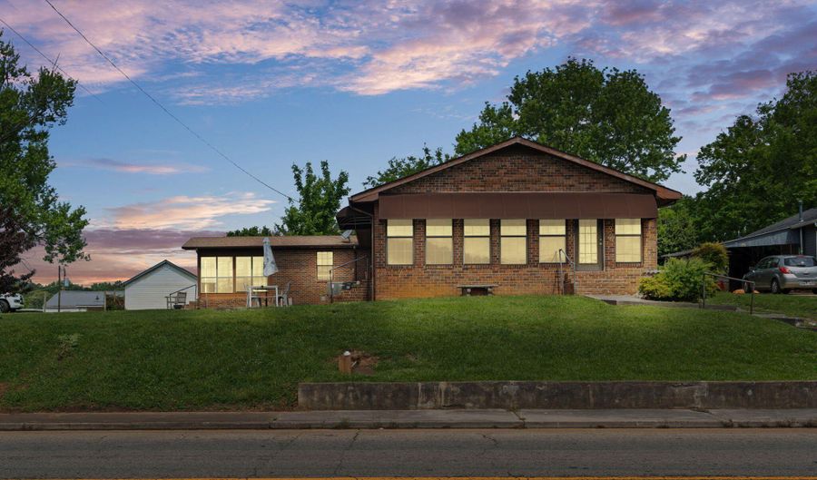 924 E Madison Ave, Athens, TN 37303 - 3 Beds, 2 Bath