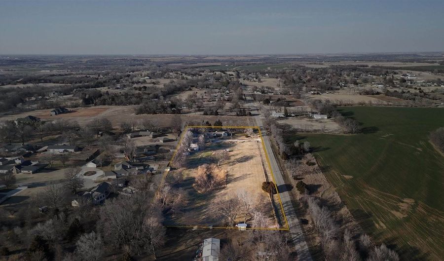 113 S Country Club Rd, Arkansas City, KS 67005 - 3 Beds, 2 Bath