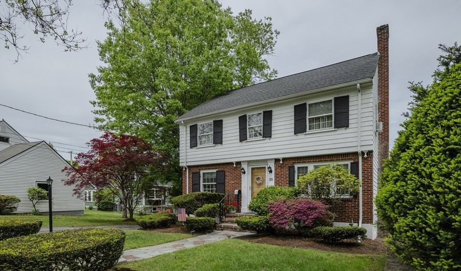 8 Carlson Cir, Boston, MA 02132 - 3 Beds, 2 Bath