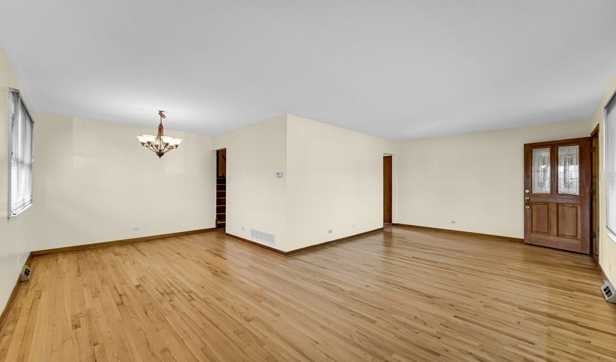 2042 W Spring Ridge Dr, Arlington Heights, IL 60004 - 3 Beds, 2 Bath