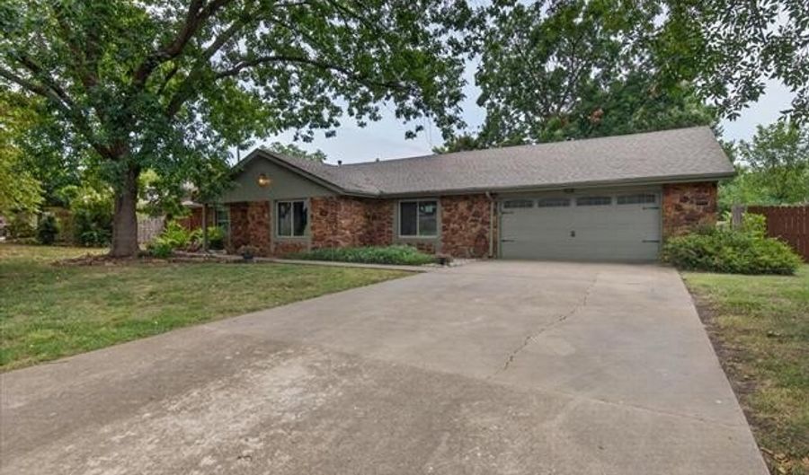 2417 Georgetown Dr, Bartlesville, OK 74006 - 4 Beds, 3 Bath