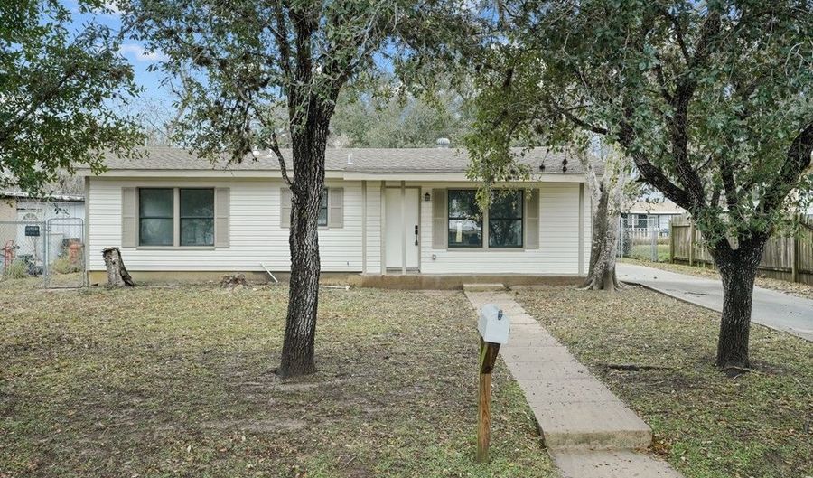 1414 E Rosewood St, Beeville, TX 78102 - 3 Beds, 1 Bath