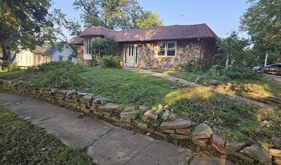 1010 CEDAR St, Atlantic, IA 50022 - 3 Beds, 2 Bath