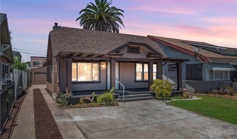 941 W 55th St, Los Angeles, CA 90037 - 3 Beds, 2 Bath