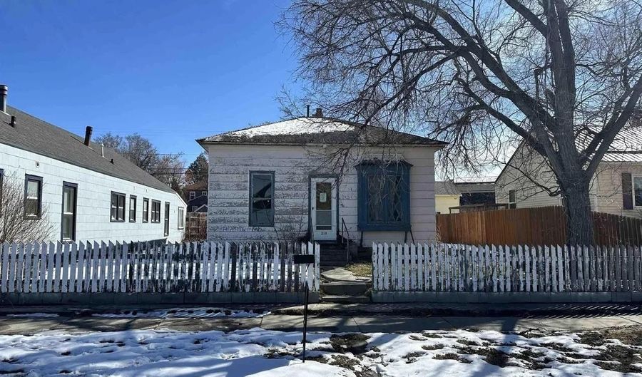 219 S 3rd St, Douglas, WY 82633 - 2 Beds, 1 Bath