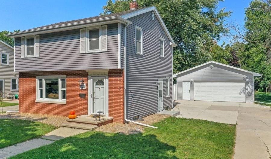 1124 W PARKWAY Blvd, Appleton, WI 54914 - 3 Beds, 2 Bath