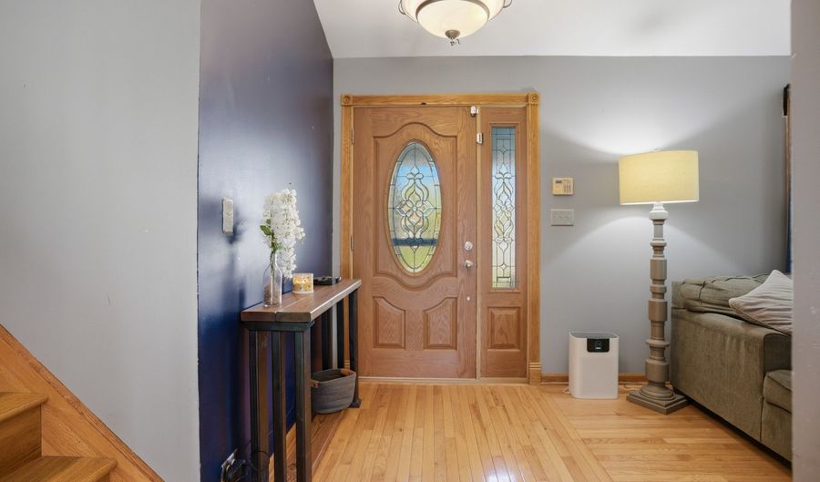 811 Westbury Dr, Algonquin, IL 60102 - 3 Beds, 3 Bath