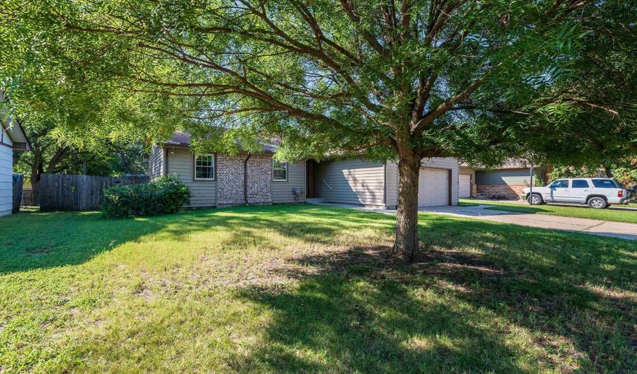 5635 E 39th St N, Bel Aire, KS 67220 - 3 Beds, 2 Bath