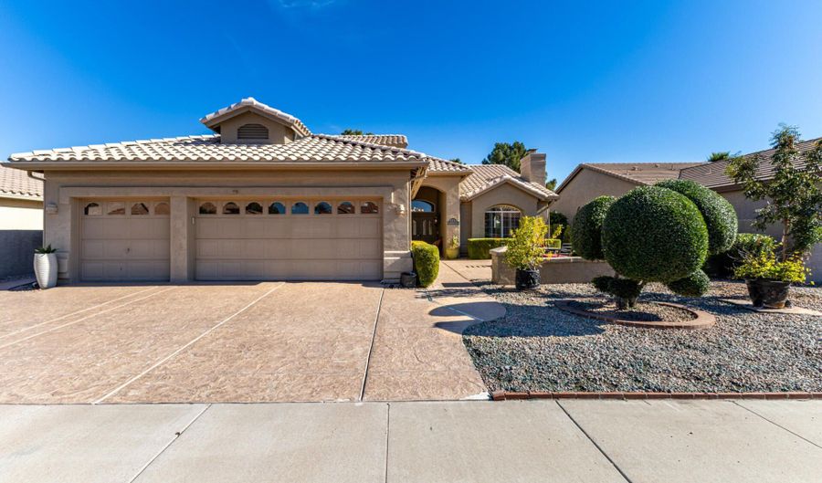 5733 S AMBERWOOD Dr, Chandler, AZ 85248 - 4 Beds, 3 Bath
