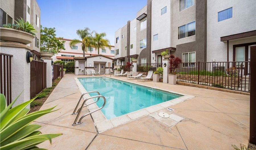 323 Tesoro 107, Escondido, CA 92025 - 3 Beds, 4 Bath