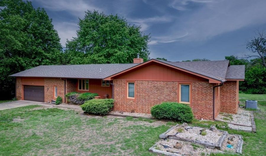 4 Lakeridge Dr, Arkansas City, KS 67005 - 3 Beds, 2 Bath