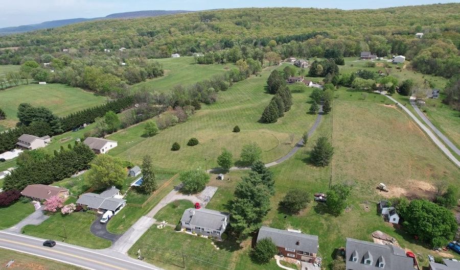 8001 MAPLEVILLE Rd, Boonsboro, MD 21713 - 4 Beds, 3 Bath