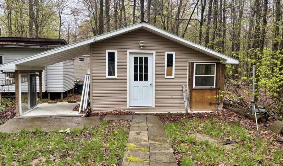 107 Pinewood Dr, Altona, NY 12910 - 2 Beds, 1 Bath
