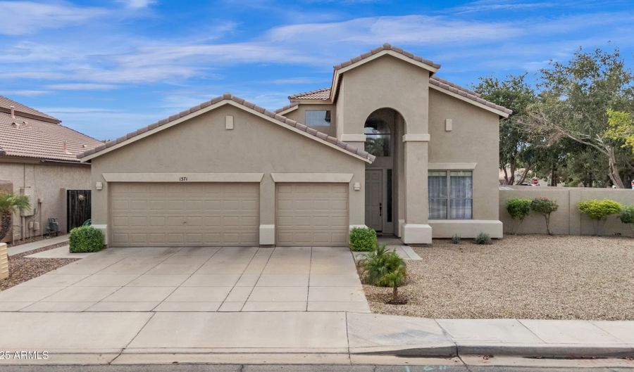 1371 E FAIRVIEW St, Chandler, AZ 85225 - 4 Beds, 4 Bath
