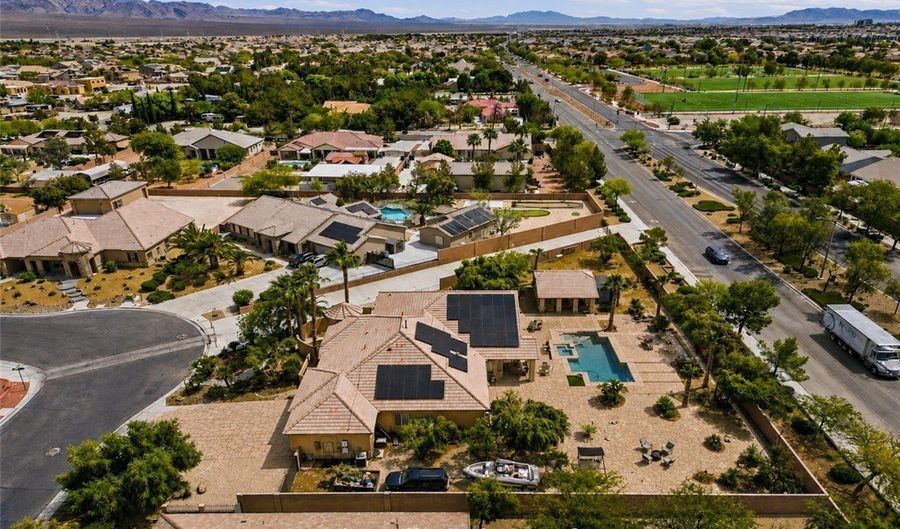 5527 Breecher Ave, Las Vegas, NV 89131 - 4 Beds, 4 Bath