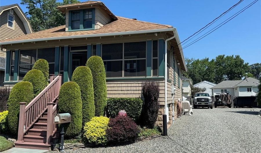 131 Hickory Ave, Bergenfield, NJ 07621 - 2 Beds, 2 Bath