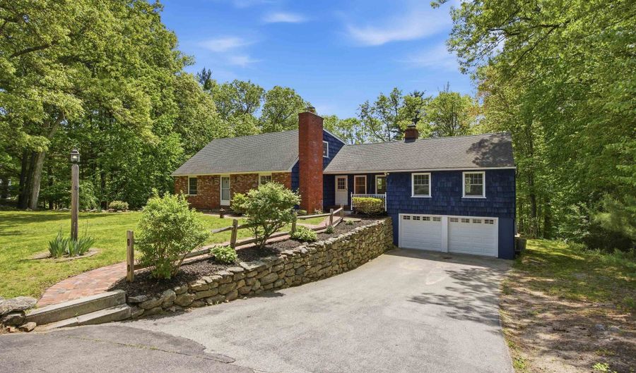 5 Pinecrest Cir, Bedford, NH 03110 - 3 Beds, 3 Bath